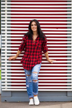 Güzel bir genç kadının portresi tam uzunlukta 