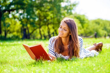 Portre fo muhteşem genç esmer okuma kitabı