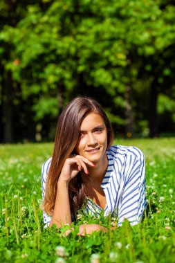 Portre fo muhteşem genç esmer okuma kitabı