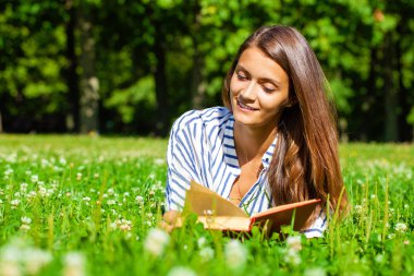 Portre fo muhteşem genç esmer okuma kitabı
