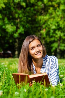 Portre fo muhteşem genç esmer okuma kitabı