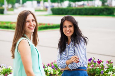 İki genç kadın birbiriyle konuşuyor.