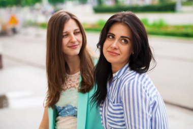 Boş sohbet eden hangi kafa acıyor