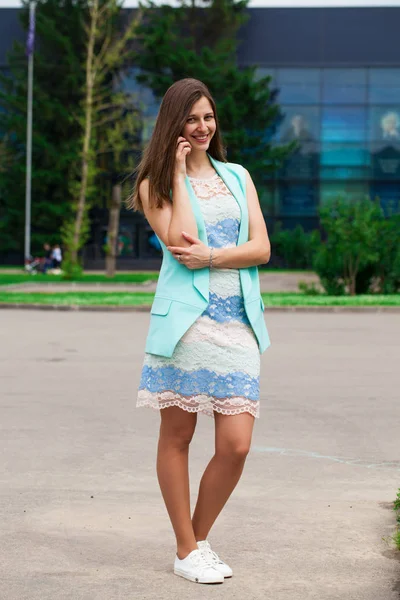 Yaz aylarında güzel esmer kadın elbise sokakta — Stok fotoğraf
