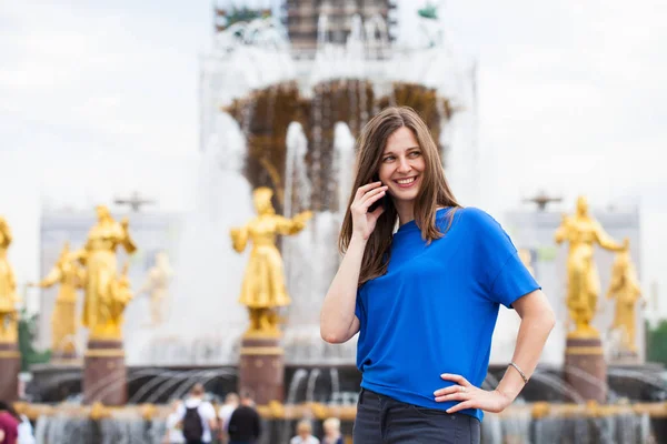 Vacker ung brunett kvinna ringer via telefon — Stockfoto