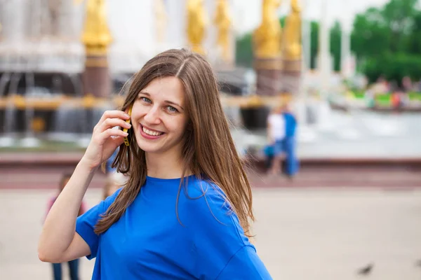 Schöne junge brünette Frau telefonisch — Stockfoto