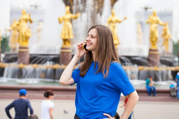 Krásná mladá brunetka žena volá po telefonu — Stock fotografie