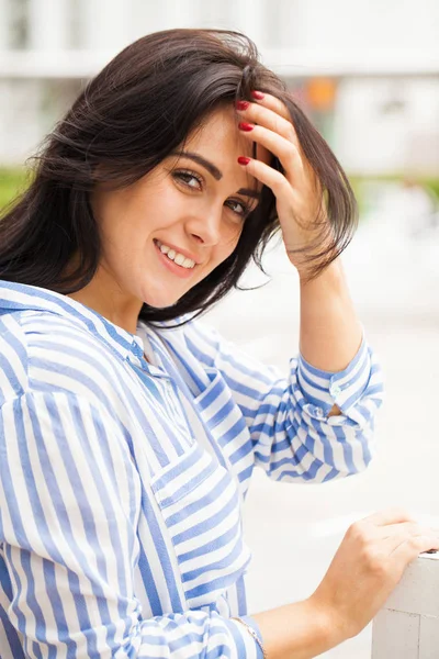 Portrait of beautiful young woman — Stock Photo, Image