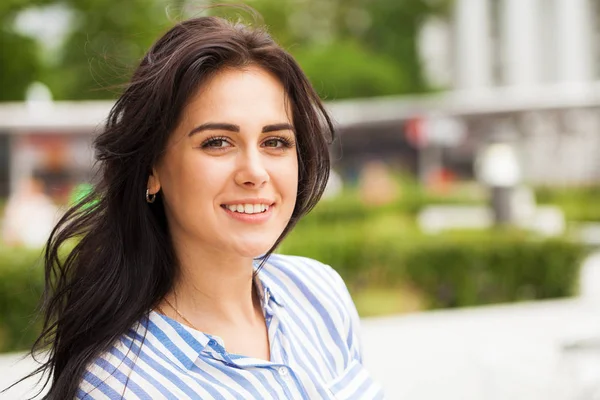 Portrait de belle jeune femme — Photo