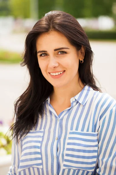 Portrait of beautiful young woman — Stock Photo, Image