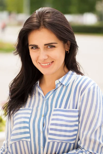 Portrait of beautiful young woman — Stock Photo, Image