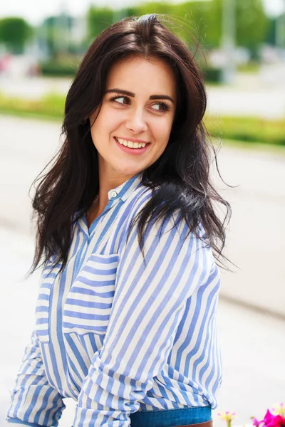 Portrait of beautiful young woman — Stock Photo, Image