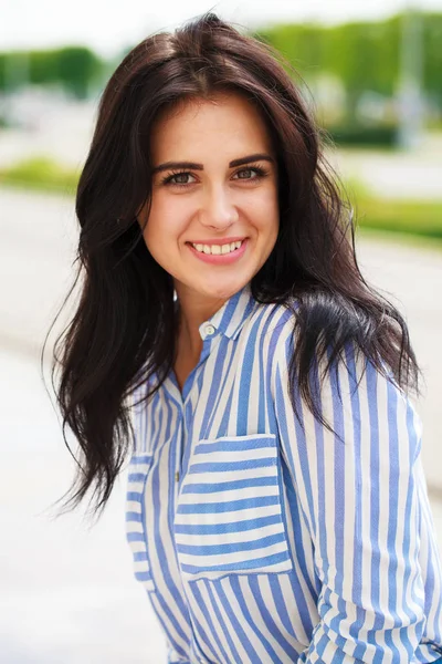 Retrato de una hermosa joven — Foto de Stock