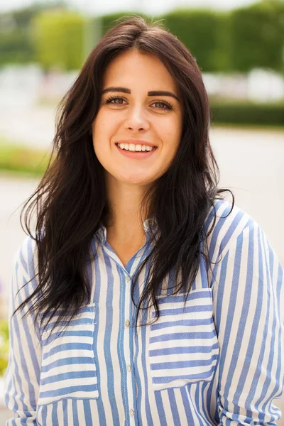 Portrait of beautiful young woman — Stock Photo, Image