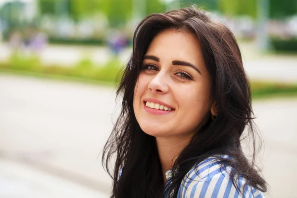 Portrait of beautiful young woman — Stock Photo, Image