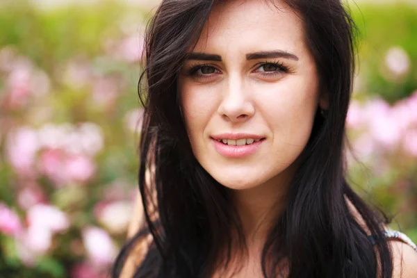 Retrato de uma bela jovem mulher — Fotografia de Stock