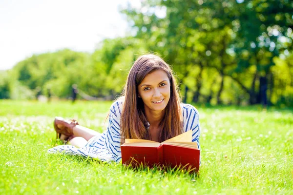 Retrato fo um lindo jovem morena leitura livro — Fotografia de Stock