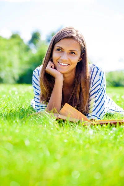 Retrato de una hermosa joven morena leyendo libro — Foto de Stock