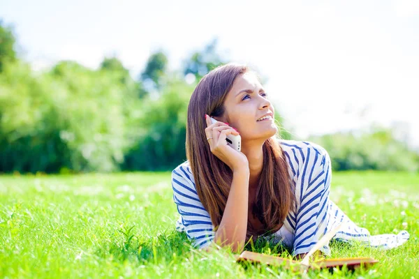 Portrait of beautiful caucasian smiling brunette young woman cal — Stock Photo, Image