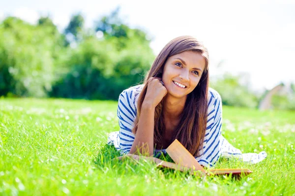 Portrait of beautiful caucasian smiling brunette young woman cal — Stock Photo, Image