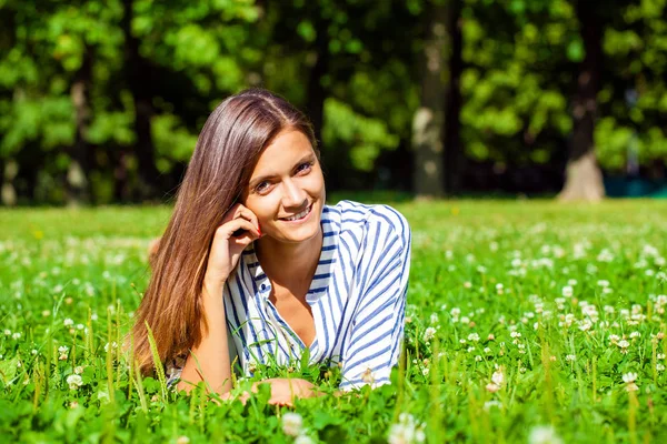 Porträt einer hinreißenden jungen Brünetten beim Lesen eines Buches — Stockfoto