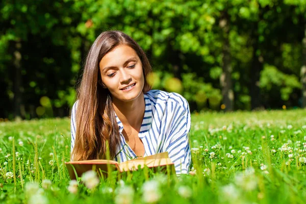 Portrait fo a gorgeous young brunette reading book — Stock Photo, Image