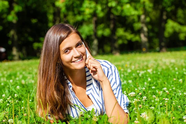 Portret van prachtige Kaukasische glimlachend brunette jonge vrouw cal — Stockfoto