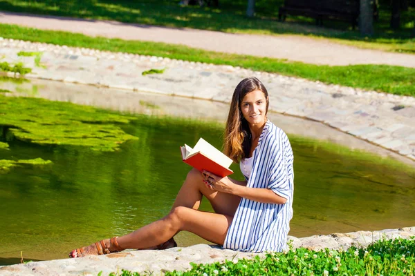 Retrato fo um lindo jovem morena leitura livro — Fotografia de Stock