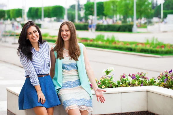 İki genç kadın birbiriyle konuşuyor.