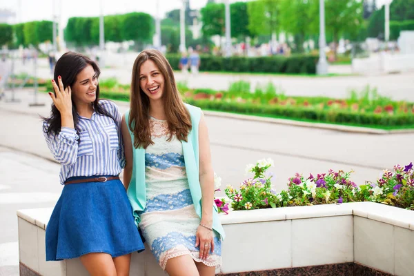 Two young women talking to each other — Stock Photo, Image