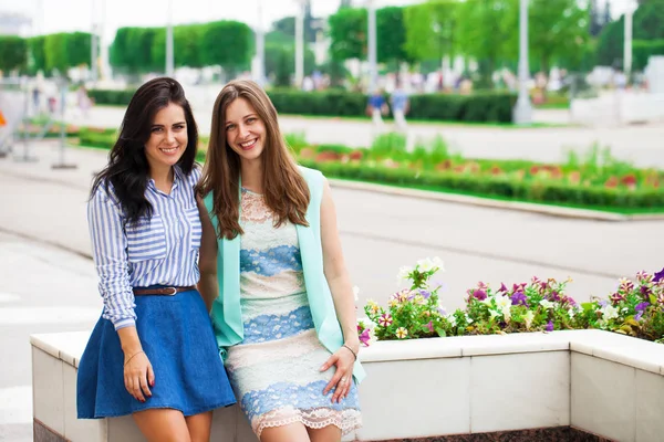 Two young women talking to each other — Stock Photo, Image