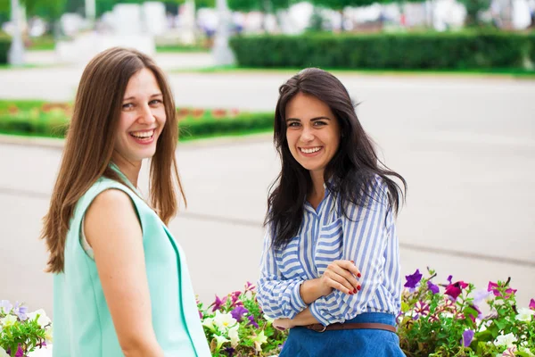 Two young women talking to each other — Stock Photo, Image