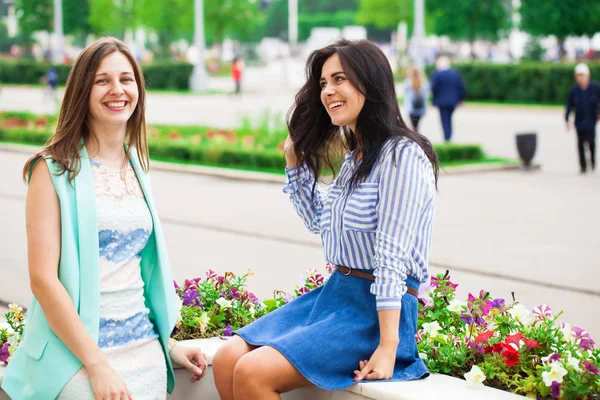 Two young women talking to each other — Stock Photo, Image