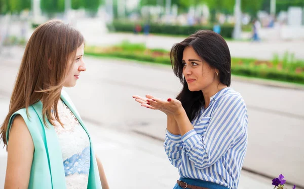 Duas jovens conversando umas com as outras — Fotografia de Stock