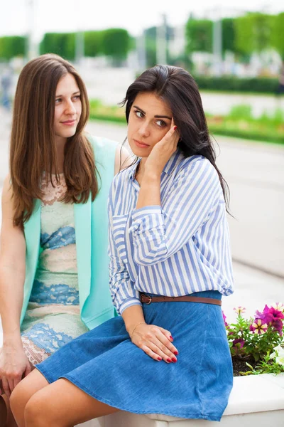 Dos mujeres jóvenes hablando entre sí — Foto de Stock
