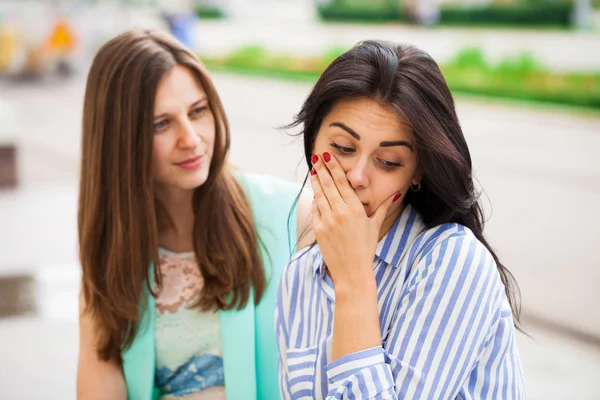 Twee jonge vrouwen die met elkaar praten — Stockfoto