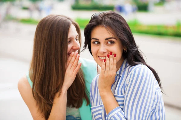 Two young women talking to each other — Stock Photo, Image