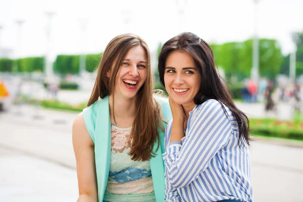 Duas jovens conversando umas com as outras — Fotografia de Stock