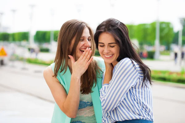 Duas jovens conversando umas com as outras — Fotografia de Stock