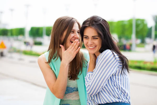 Duas jovens conversando umas com as outras — Fotografia de Stock