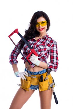 Seksi esmer kadın makinist ile sarı koruyucu gözlük