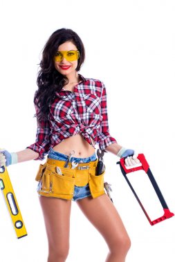 Seksi esmer kadın makinist ile sarı koruyucu gözlük