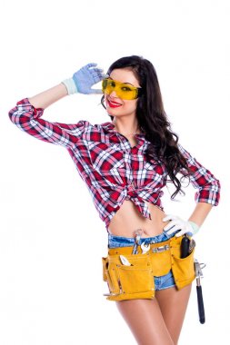 Seksi esmer kadın makinist ile sarı koruyucu gözlük