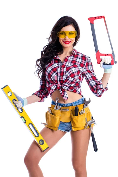 Sexig brunett kvinna mekaniker med gula skyddsglasögon — Stockfoto