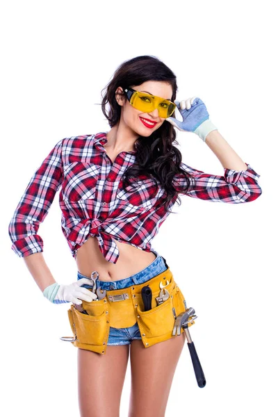 Sexy donna bruna meccanico con occhiali di sicurezza gialli — Foto Stock