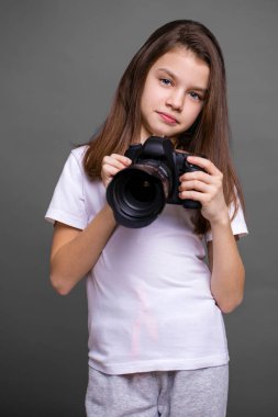 Bir fotoğraf makinesi tutan şirin esmer kız