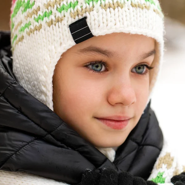 Gros plan portrait d'une jolie petite fille en hiver — Photo