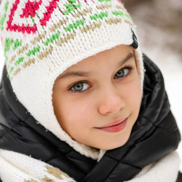 Gros plan portrait d'une jolie petite fille en hiver — Photo