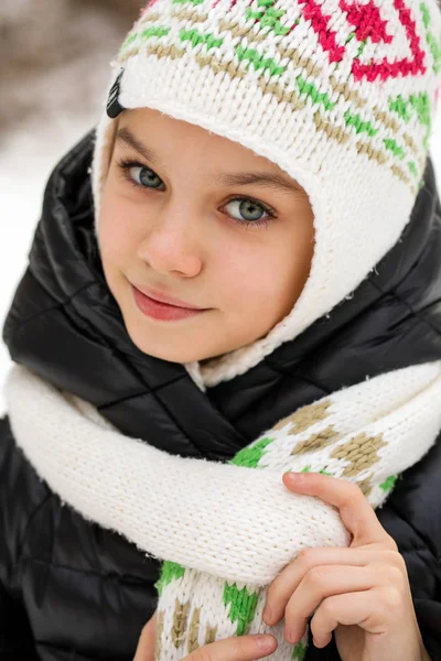 Gros plan portrait d'une jolie petite fille en hiver — Photo