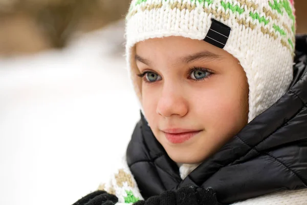 Gros plan portrait d'une jolie petite fille en hiver — Photo